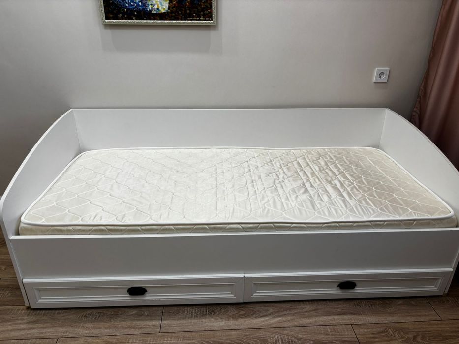 Продам кровать с матрасом