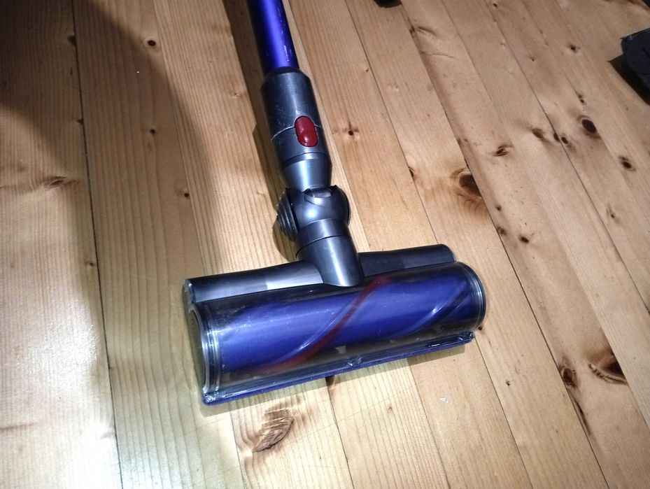 Много добра Dyson V10 безжична прахосмукачка пълен комплект