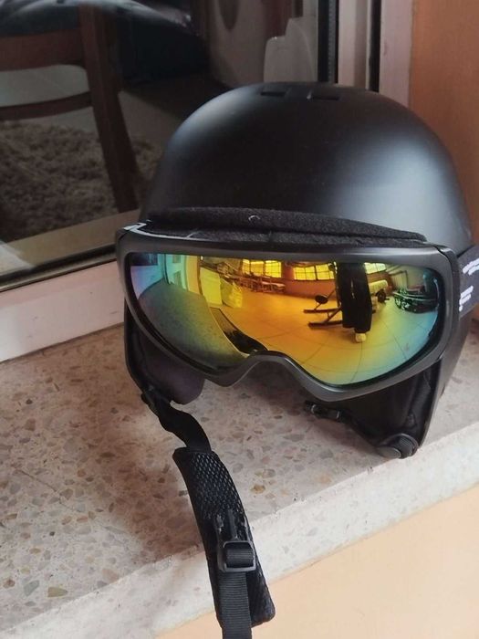 Ски оборудване: Ски, автомати, обувки, каска и очила