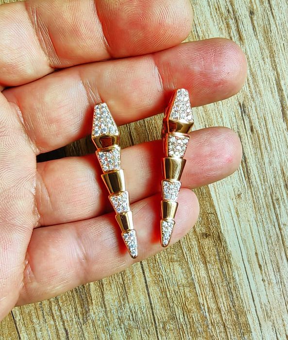 Обеци в розово цвят и циркониеви камъни на Bvlgari Serpenti с панти