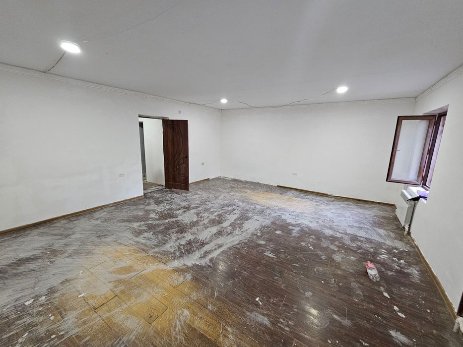 Kvartira sotiladi 2 qavat 12-maktab yonida