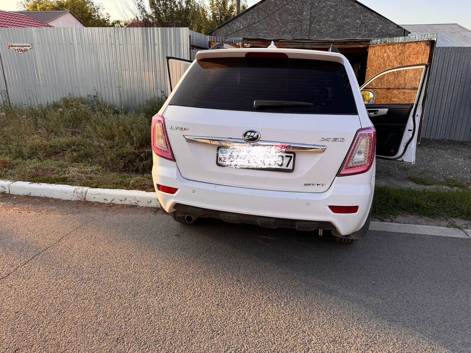 Продам машину Lifan X60