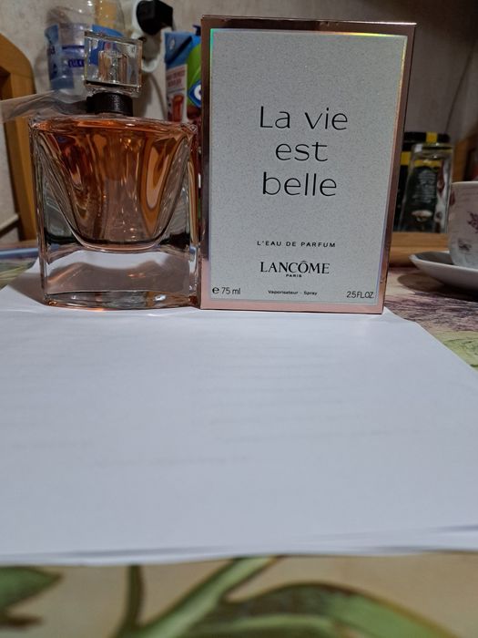 Продавам марков дамски оригинален парфюм.