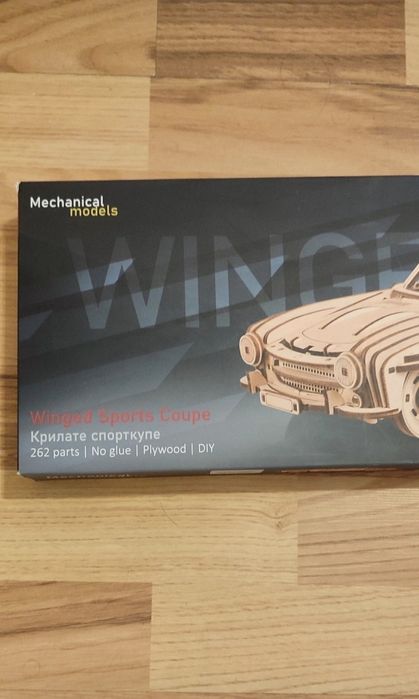 Setul Ugears Winged Sports Coupe este un puzzle 3D mecanic din lemn.