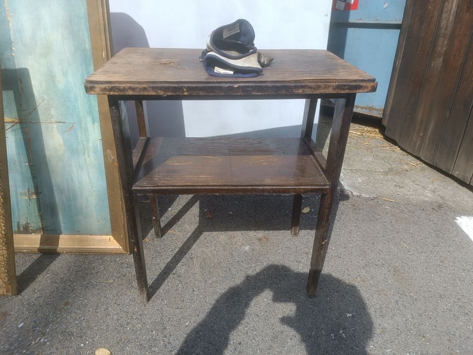 Cuier,scaune,  rame tablouri, birou