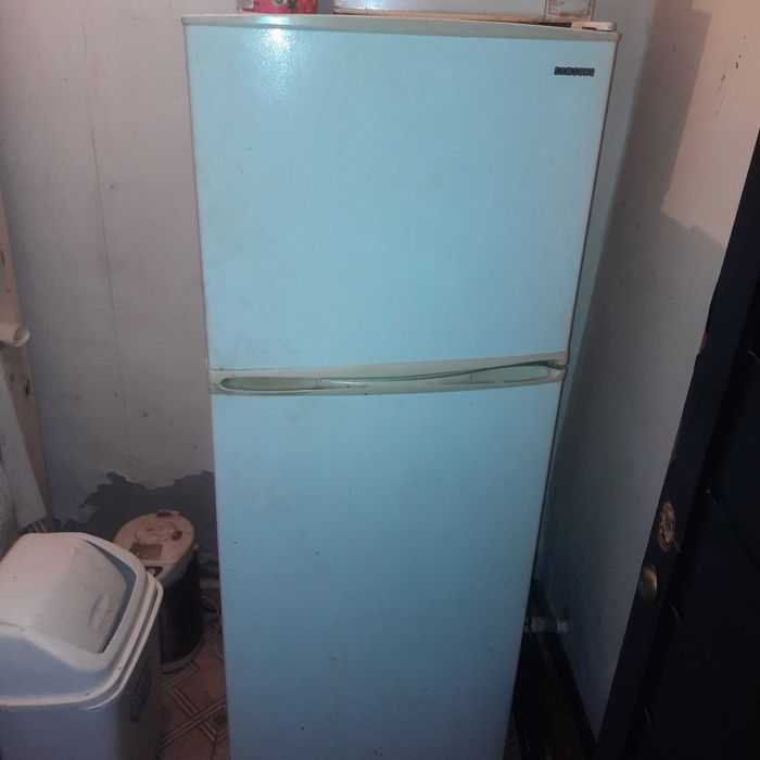 Продам холодильник Самсунг 2х камерный б/у