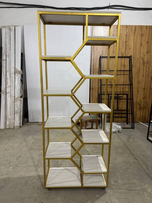 Zamonaviy dizaynda stol va stelajlar