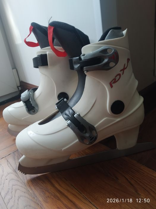 Коньки подростковые.