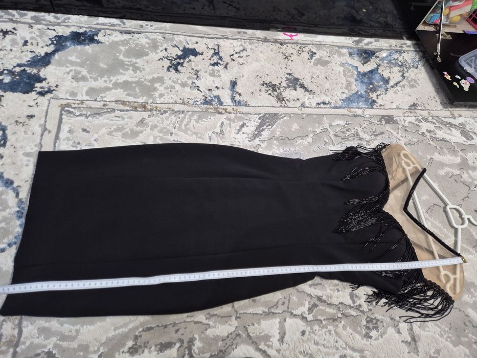 Rochie neagră cu franjuri decorative