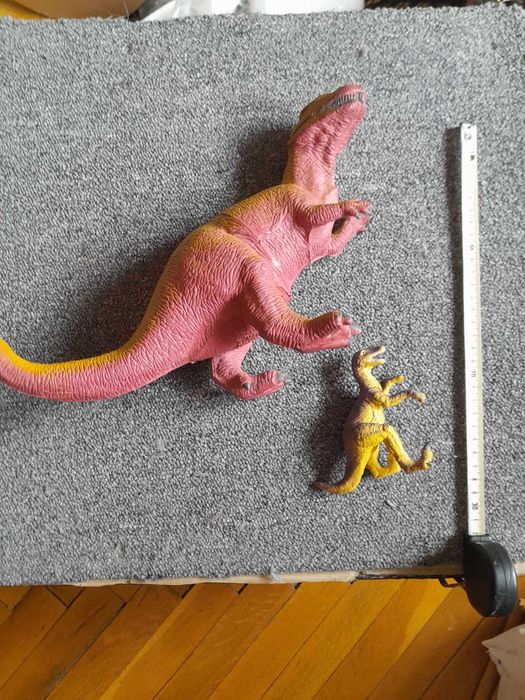 Два гумени динозавъра играчки