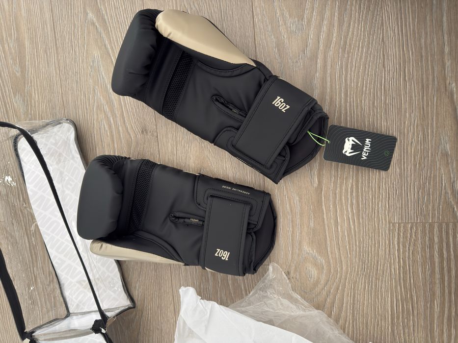 Manusi de box Venum noi