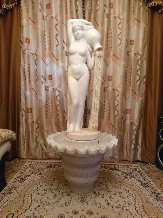 Мраморная статуя фонтан