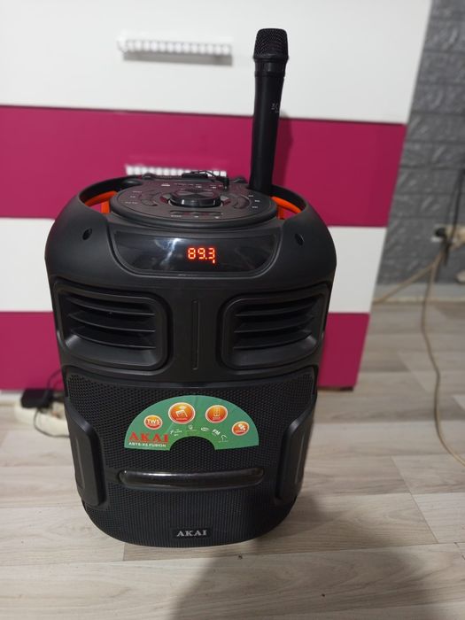 Vând boxa Akai stare foarte buna cu microfon