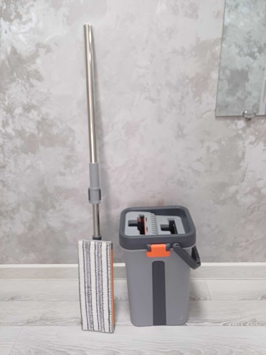 Новыое ведро со шваброй для мытья полов