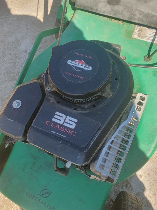 Vând mașină de tuns iarbă