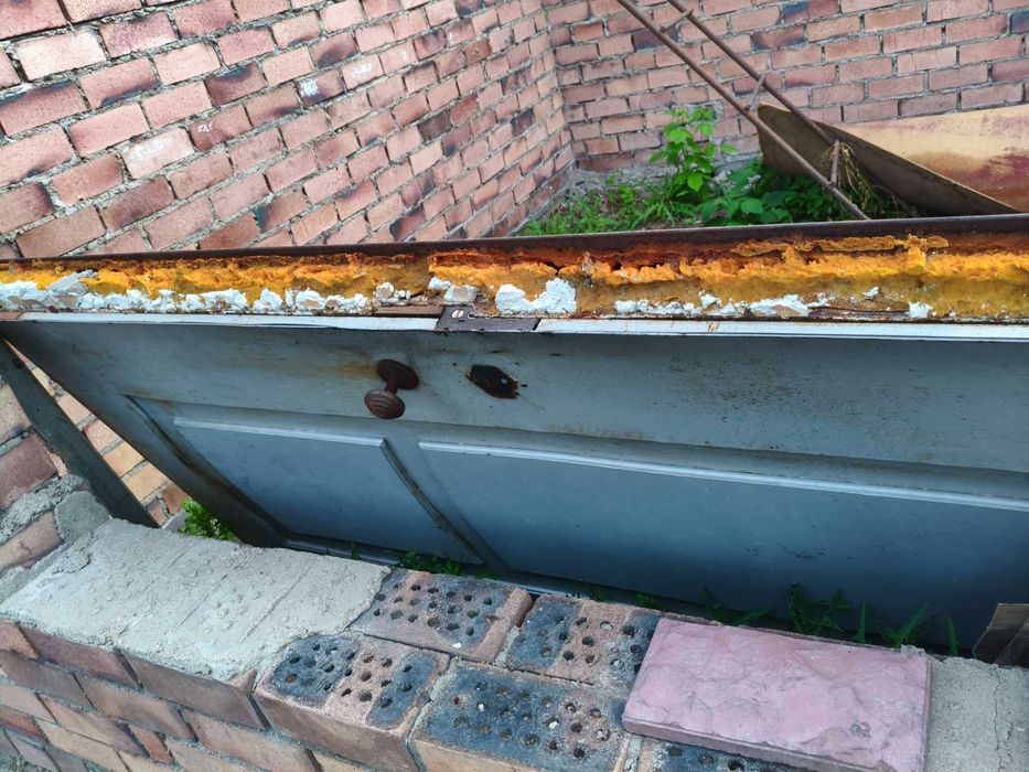 Продам входную дверь б/у с коробкой
