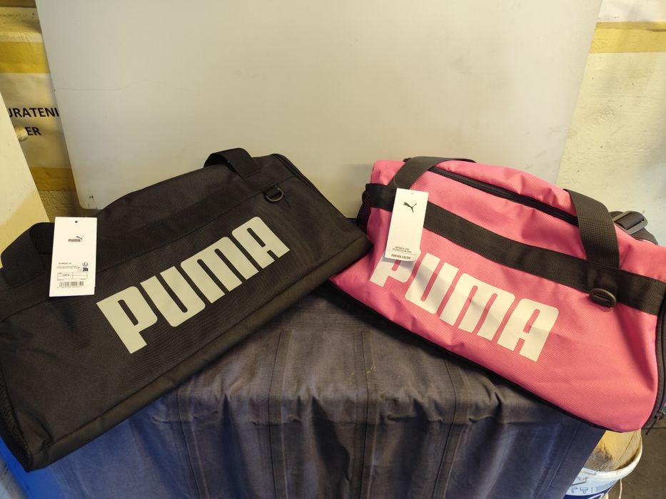 geantă tip duffel Puma Challenger. Culoare roz și negru 
Inform
