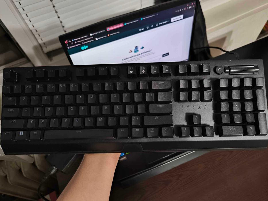 Механична клавиатура Razer Blackwidow V3 Full Size (Tactile) с регулируема RGB подсветка и плетен кабел