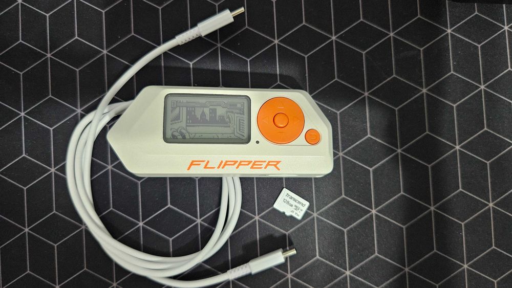 Flipper Zero + card microSD 128GB + cablu USB-C