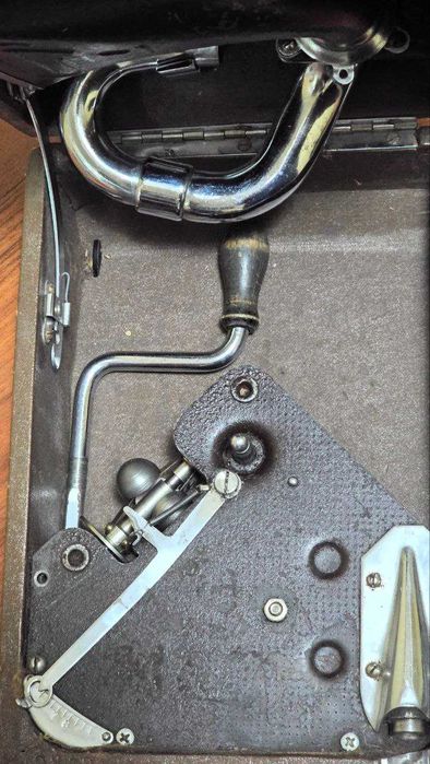 Продам патефон состояние среднее,работает.