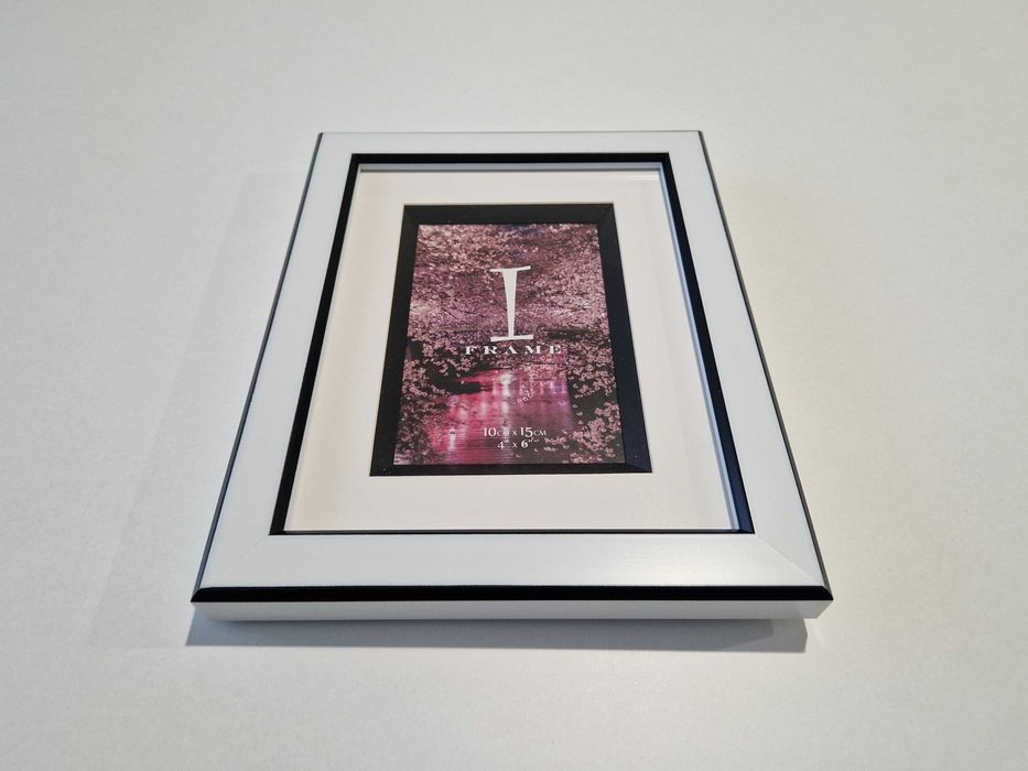 Пластмасова черно-бяла фоторамка за снимки