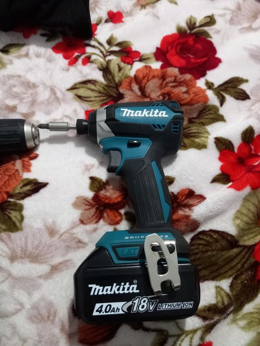 Set Makita 18V Brushless NOU - Filetantă Impact DTD153 + Bormaşină Percuție + 2 Acumulatori 4Ah + Încărcător