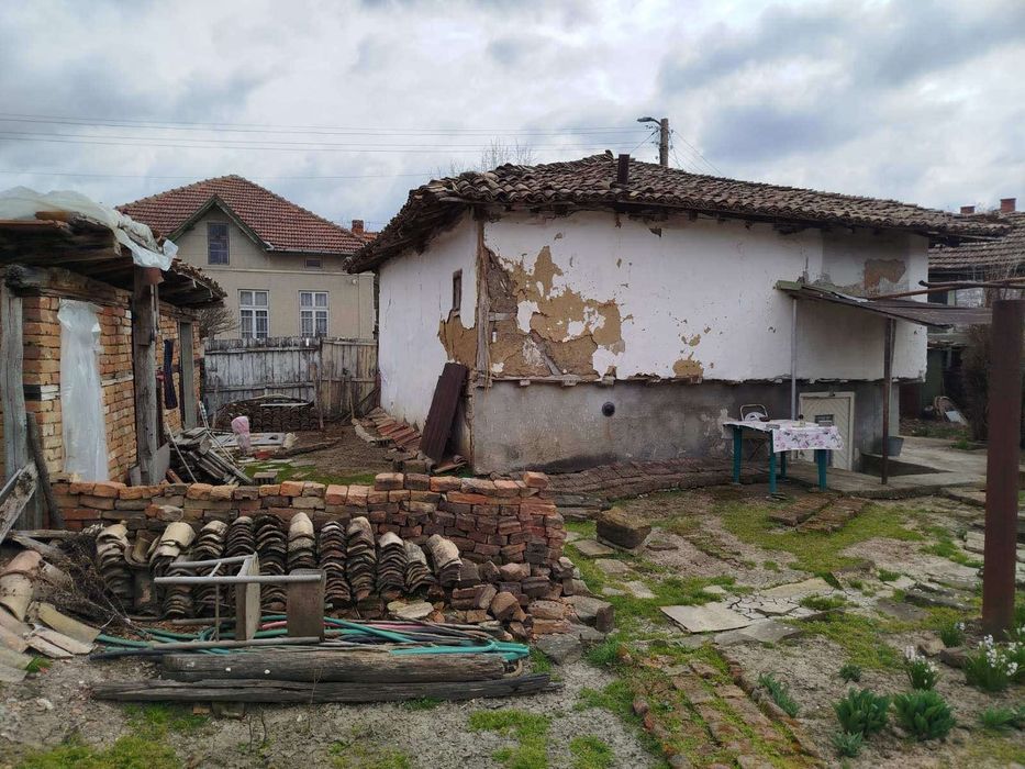 Продава къща  в с. Джулюница