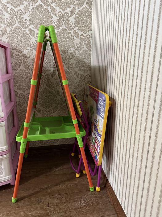 Детский уголок и мольберт