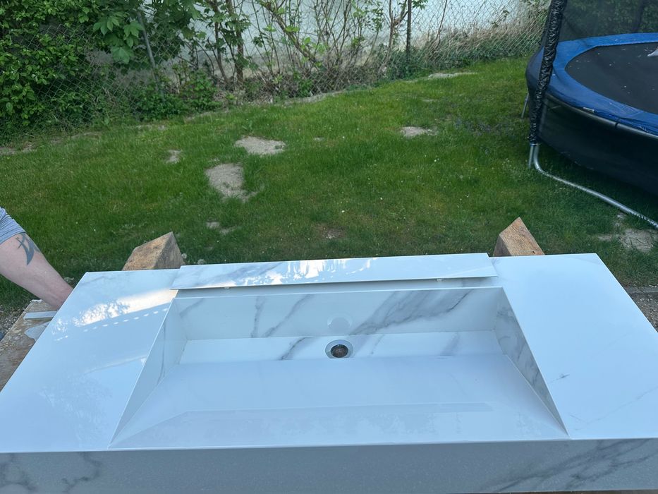 Vând lavoar din gresie tip cascadă  dimensiuni 120/47/15 ,nou!