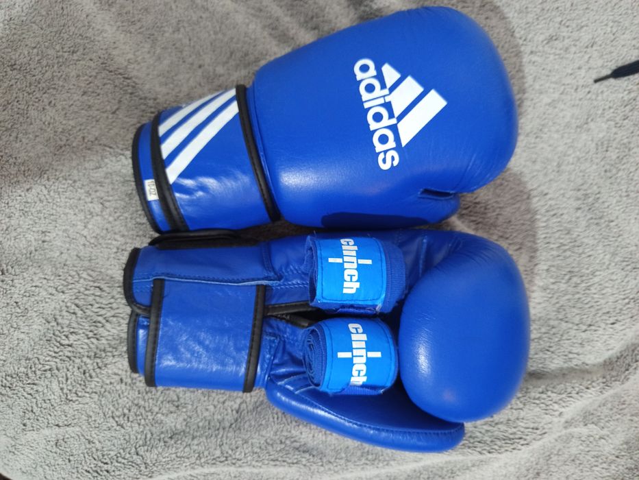 Боксерские перчатки и бинты