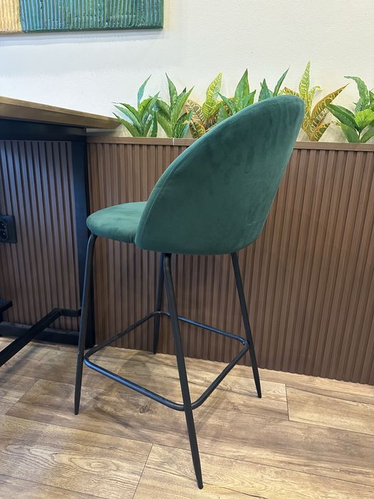 Бар стол с кадифе и черни метални крака