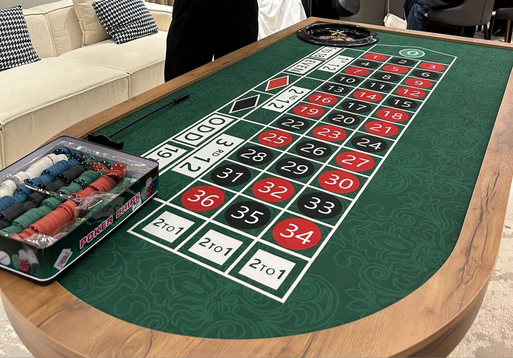 Стол для игры в покер и рулетка