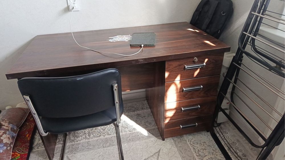 Срочно продается письменный стол