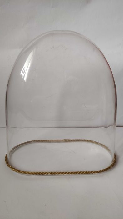 Голяма восъчна фигура на Мадоната и Младенеца в прозрачен овален купол