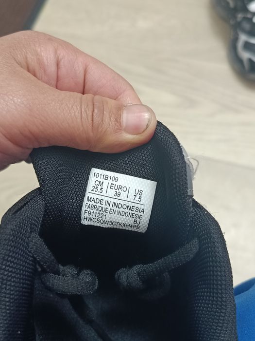 Продаю крассовки ASICS