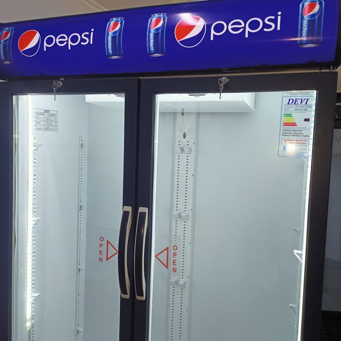 СКИДКА !!! Продаются витринные холодильник.