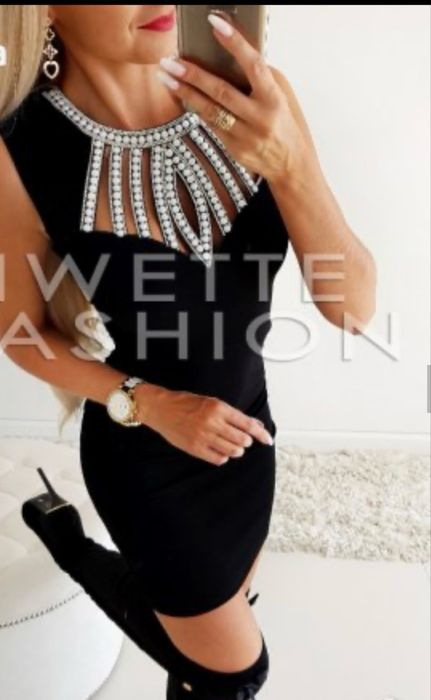 Рокля  с перли за повод