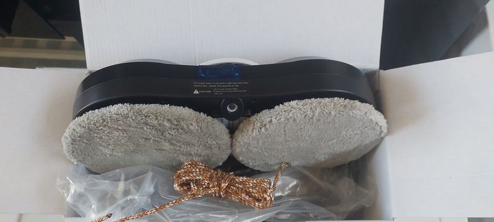 Робот за почистване на прозорци с контейнер за вода