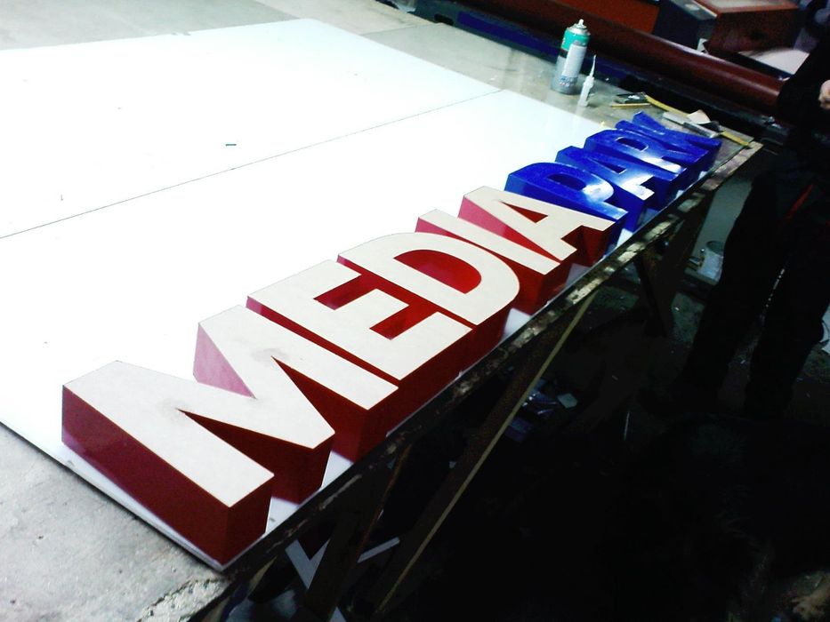 Объемные буквы , световые короба , неоновые вывески .