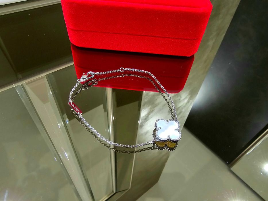 Van Cleef & Arpels VCA Mother of Pearl Alhambra Clover Дамска Гривна