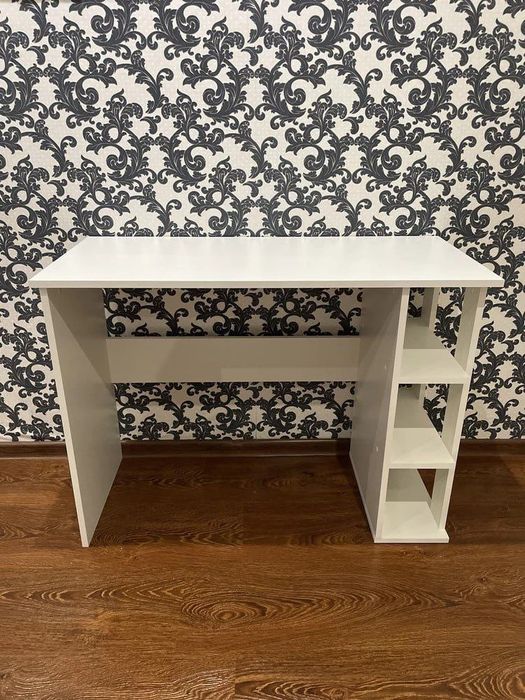 Письменный стол, для ноутбука и домашних заданий