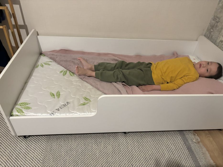 Детсикий кровать