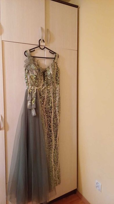Vand rochie ocazie eleganta, verde smarald cu paiete argintii