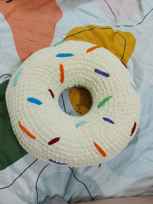 Продам вязаные подушки-пончики