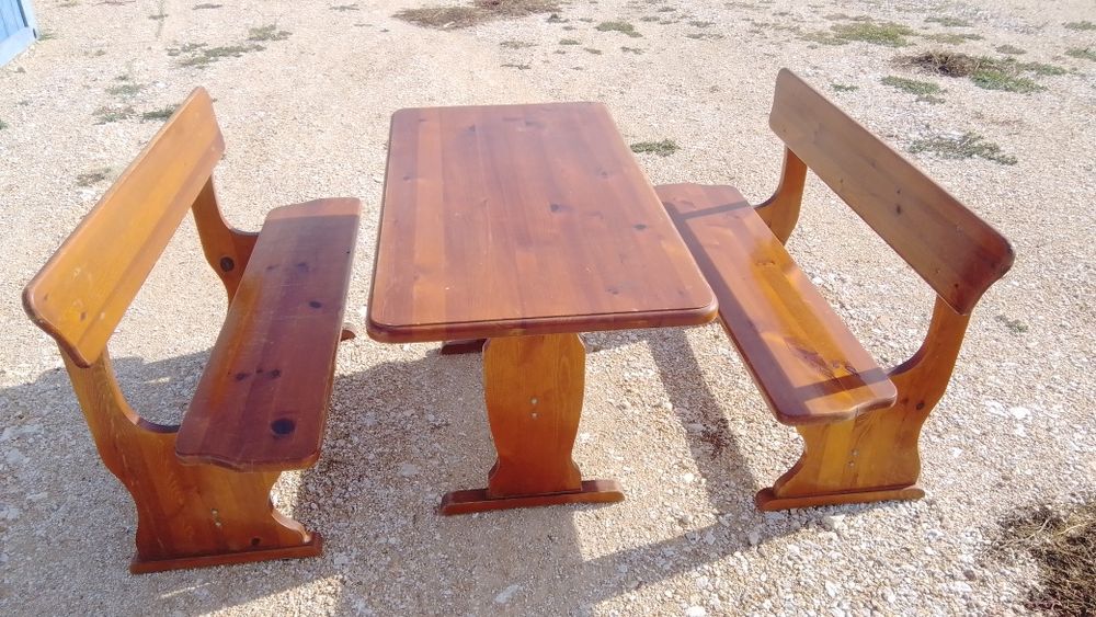 Дървена маса с пейки