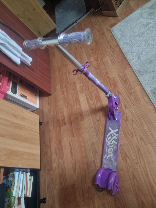 Vând trotineta pentru fetițe