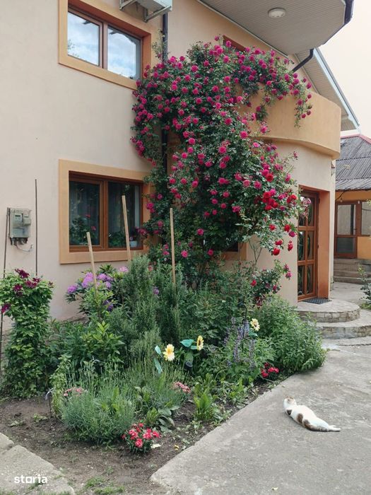 vand casa 2 corpuri-spatioasa pretabil 2 familii