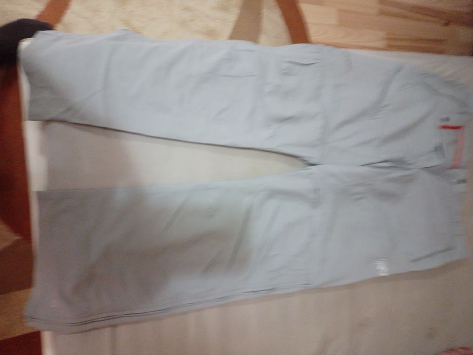 Pantaloni vara diferiti