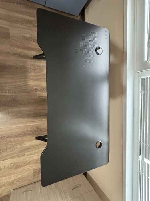 Геймърско бюро с ергономична форма и отвори за кабели – като ново