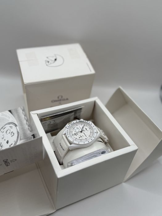 Bu saat Swatch x Omega “Mission to the Moonphase” (Snoopy)